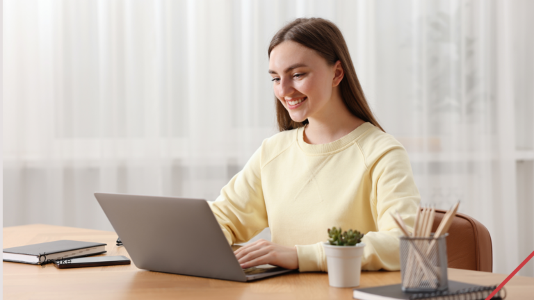 O copywriter é o profissional especializado em criar textos persuasivos com o objetivo de promover produtos, serviços ou ideias